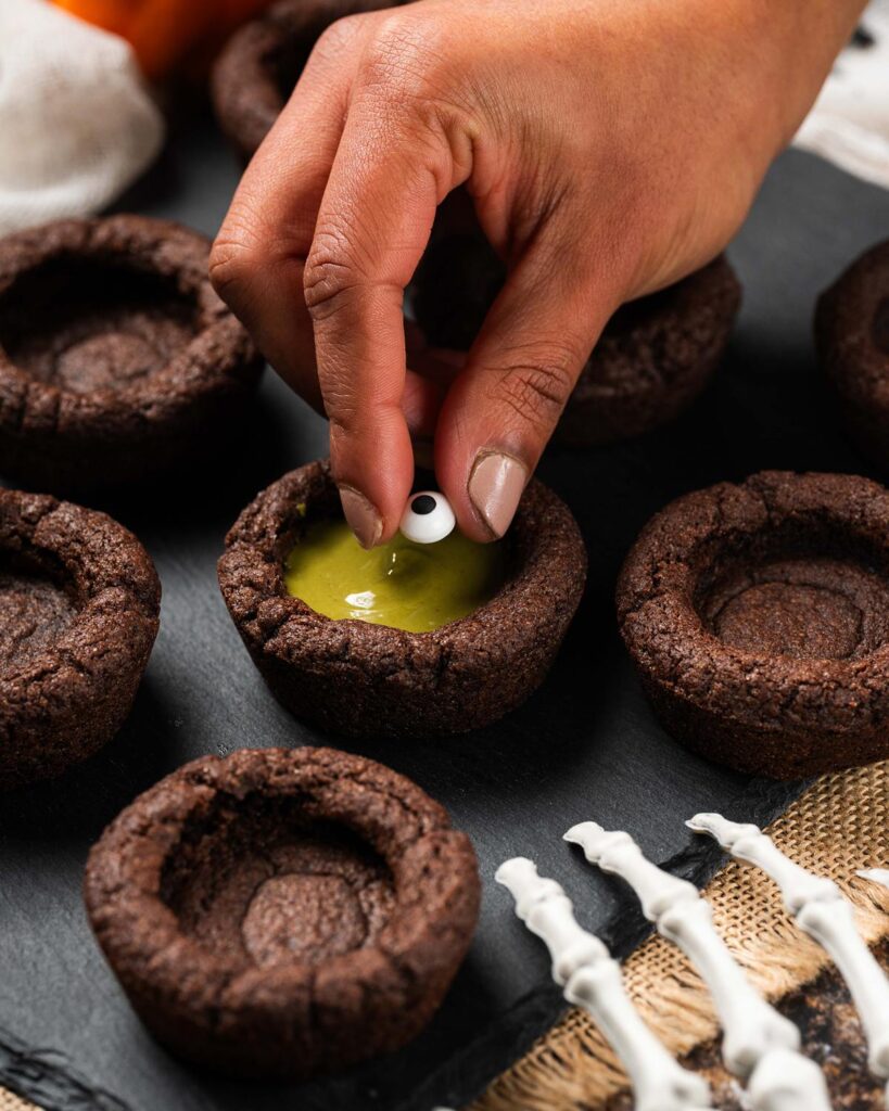 Place a rogue sugar eye on the green "potion"...