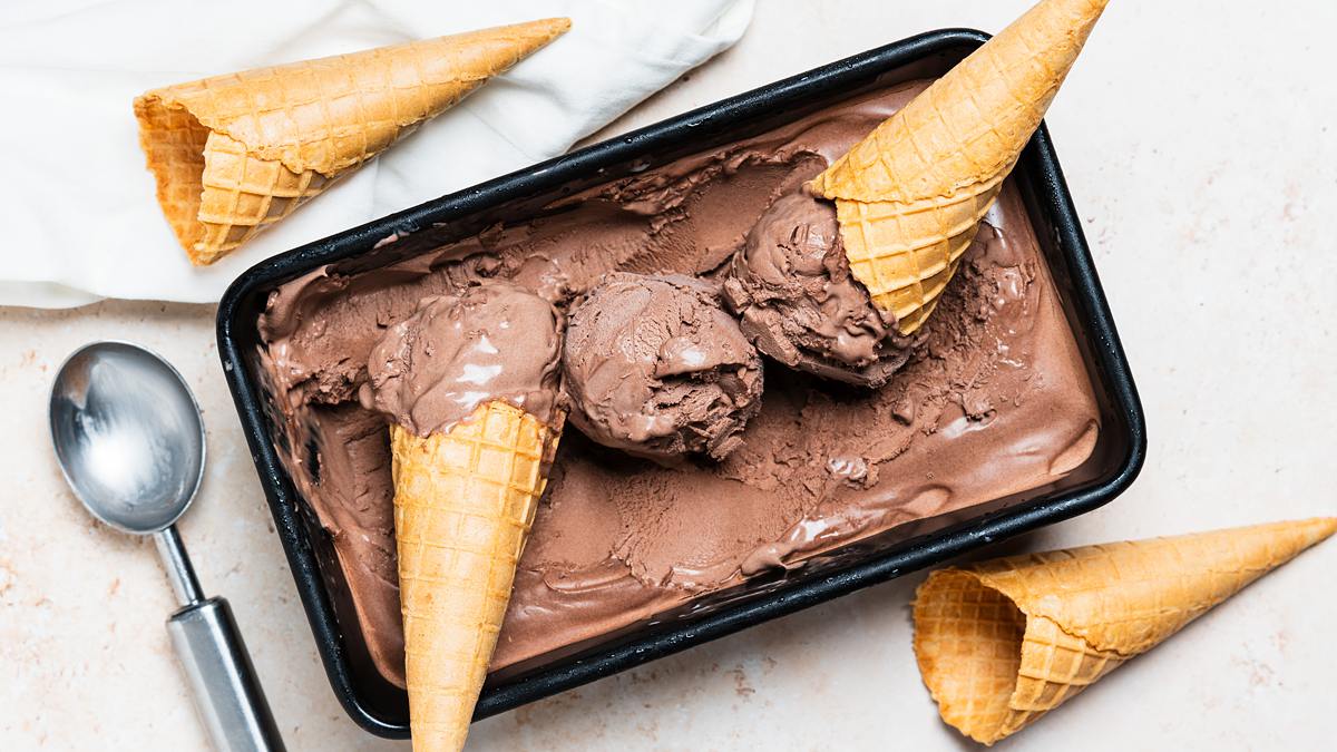 This 3 ingredient no churn chocolate ice cream is the easiest dessert recipe you will ever make! Just 10 minutes prep and dessert is sorted for the next day! Recipe by movers and bakers