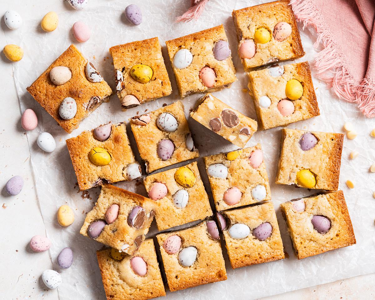 Cadbury's mini egg blondies. Make the BEST Cadbury Mini Egg Blondies: fudgy and chewy one-bowl Easter blondies packed with white chocolate chips and mini eggs inside and on top! Recipe by movers and bakers