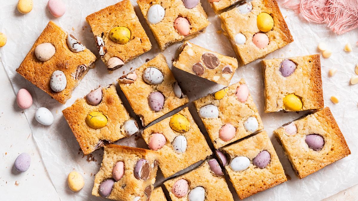 Cadbury's mini egg blondies. Make the BEST Cadbury Mini Egg Blondies: fudgy and chewy one-bowl Easter blondies packed with white chocolate chips and mini eggs inside and on top! Recipe by movers and bakers