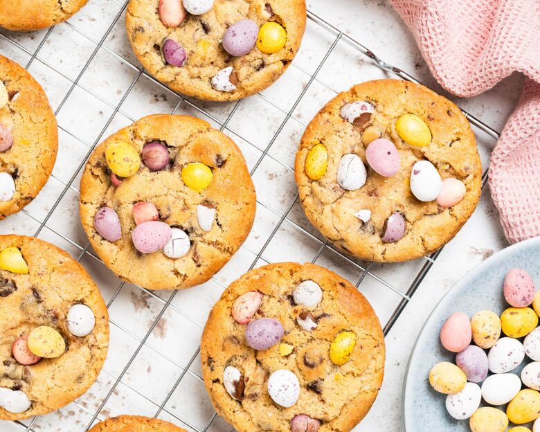 Make the BEST EVER Cadbury's mini egg cookies. They are chunky and chewy, with plenty of dark chocolate chips and mini eggs to keep even the most die hard fan happy! So easy to make, perfect for using up all those extra mini eggs! Recipe by movers and bakers