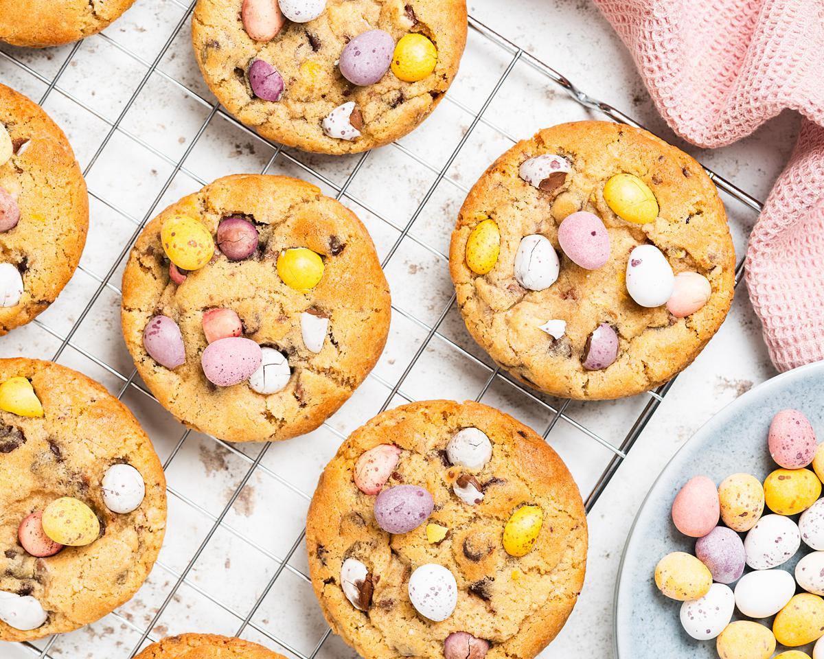 Make the BEST EVER Cadbury's mini egg cookies. They are chunky and chewy, with plenty of dark chocolate chips and mini eggs to keep even the most die hard fan happy! So easy to make, perfect for using up all those extra mini eggs! Recipe by movers and bakers
