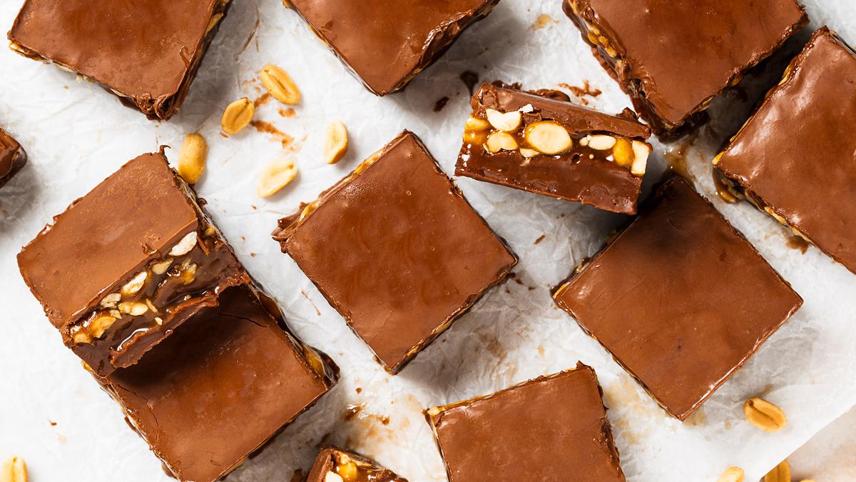 If you're a fan of a Snickers chocolate bar, you are going to LOVE this incredible snickers fudge. Chocolate fudge, caramel peanuts and a layer of milk chocolate topping makes these the ultimate treat everyone will love! Recipe by movers and bakers