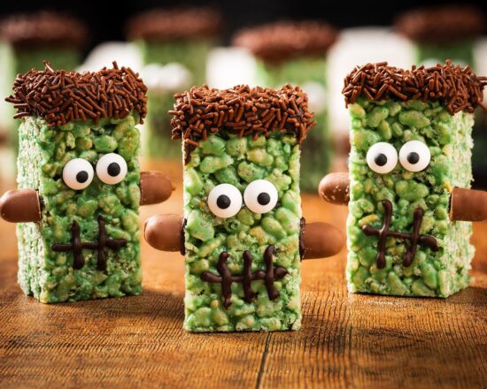 My Frankenstein rice krispie treats are too adorable to resist! Perfect for some Halloween fun with the kids, these no-bake monster squares are spooky and cute, perfect for the season! Recipe by movers and bakers