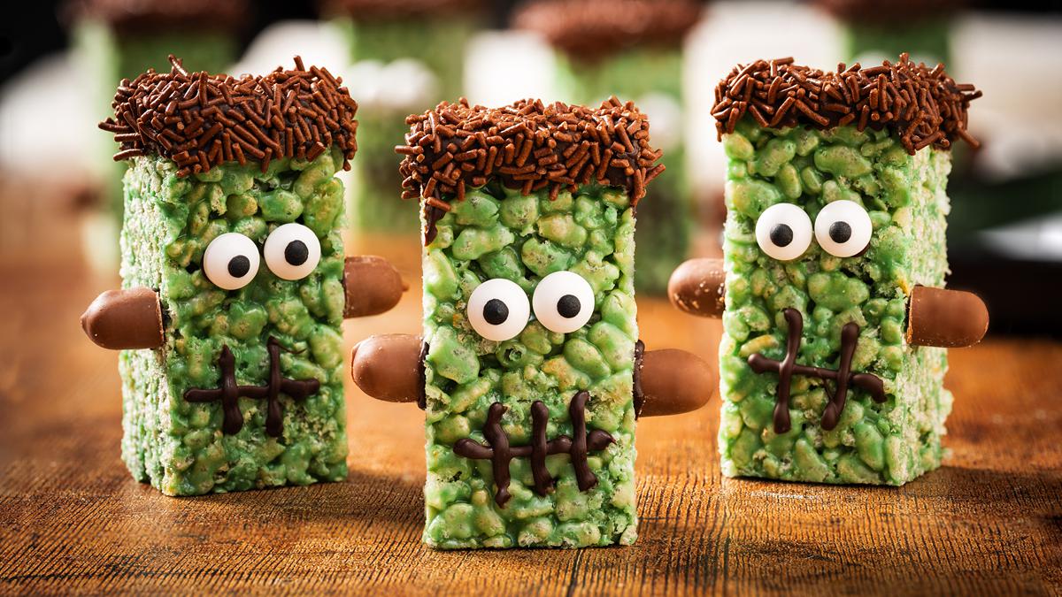 My Frankenstein rice krispie treats are too adorable to resist! Perfect for some Halloween fun with the kids, these no-bake monster squares are spooky and cute, perfect for the season! Recipe by movers and bakers