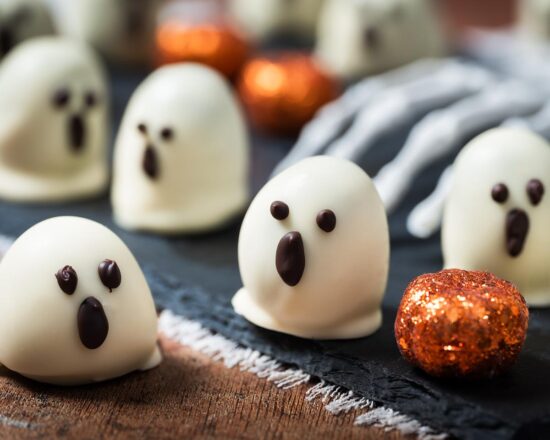 Adorable little bite-sized mouthfuls, these Halloween Oreo ghost truffles are sure to be a hit with everyone! Completely no bake and using just four simple ingredients, these beauties are sure to impress everyone who has them! Recipe by movers and bakers