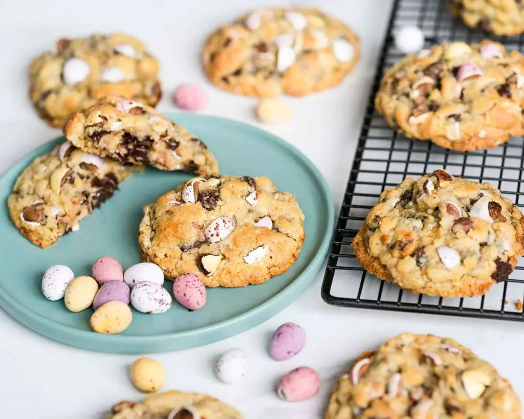 These chocolate chip Easter mini eggs cookies are gooey and chewy and just delicious! Recipe by movers and bakers