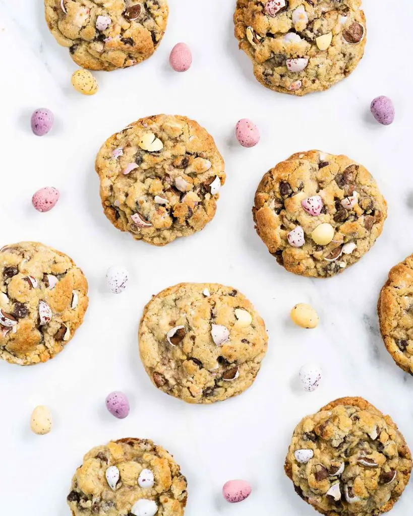 NYC chocolate chip mini egg cookies are ready to be enjoyed! Recipe by movers and bakers