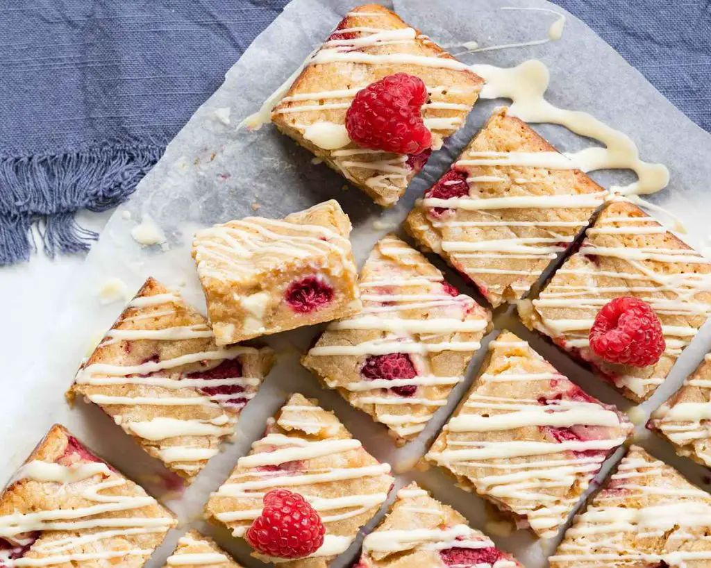 Delicious chewy raspberry white chocolate blondies. Look at that chewy texture! Recipe by movers and bakers