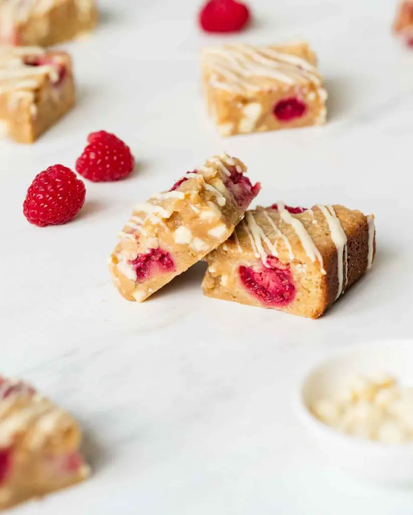 The best raspberry white chocolate blondies ever! Recipe by movers and bakers