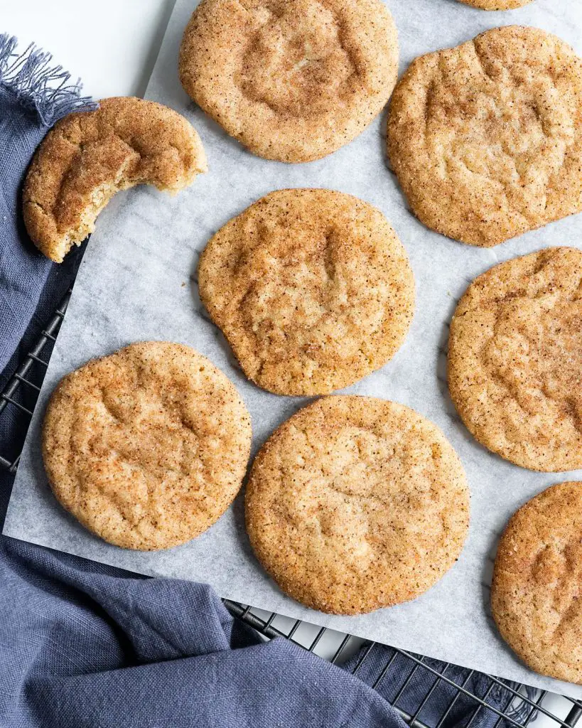 These snickerdoodle cookies without cream of tartar are so quick and easy to make, you can be enjoying them in just an hour! Recipe by movers and bakers