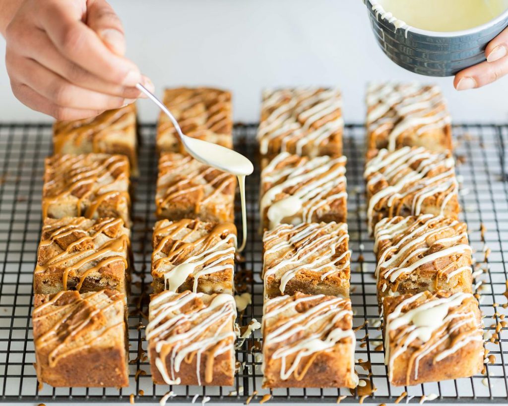 It's all in the details! Adding finishing touches of Biscoff and white chocolate drizzle to my Biscoff blondies | Recipe from moversandbakers.co.uk