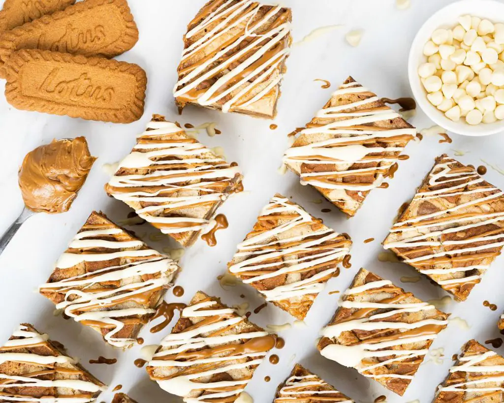 Simply stunning! My Biscoff blondies are packed with all the yumminess of Biscoff and blondies in one delicious and easy bake | Recipe from moversandbakers.co.uk