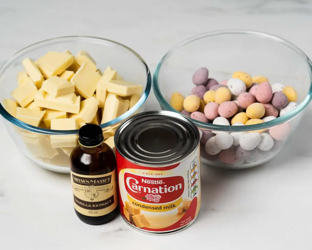 Ingredients to make this fudge: condensed milk, white chocolate, vanilla (optional) and mini eggs. Recipe by movers and bakers