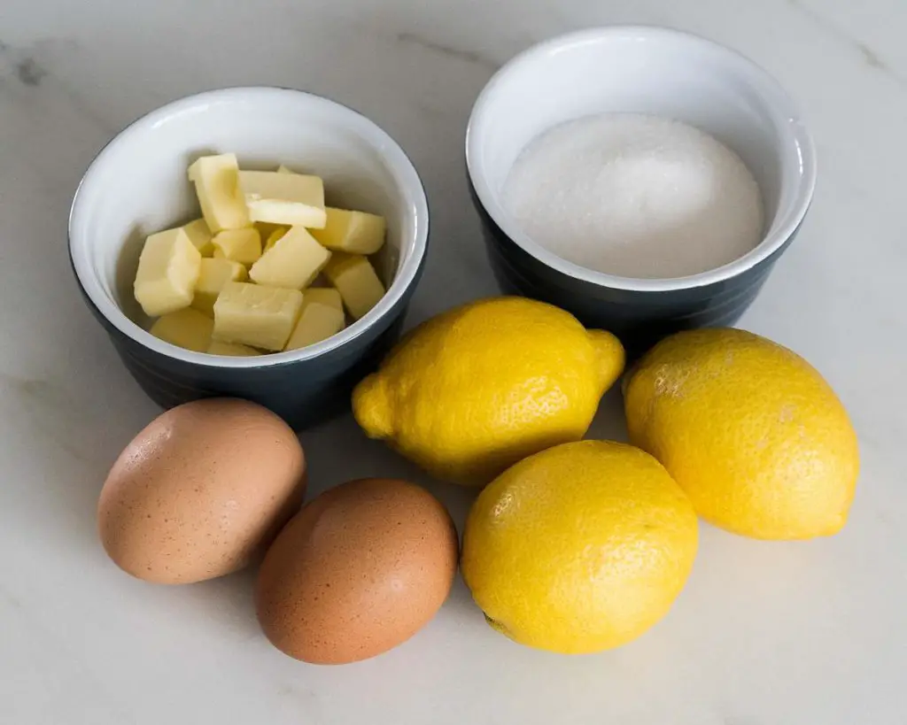 Ingredients to make the curd: lemons, eggs, butter and sugar. Recipe by movers and bakers