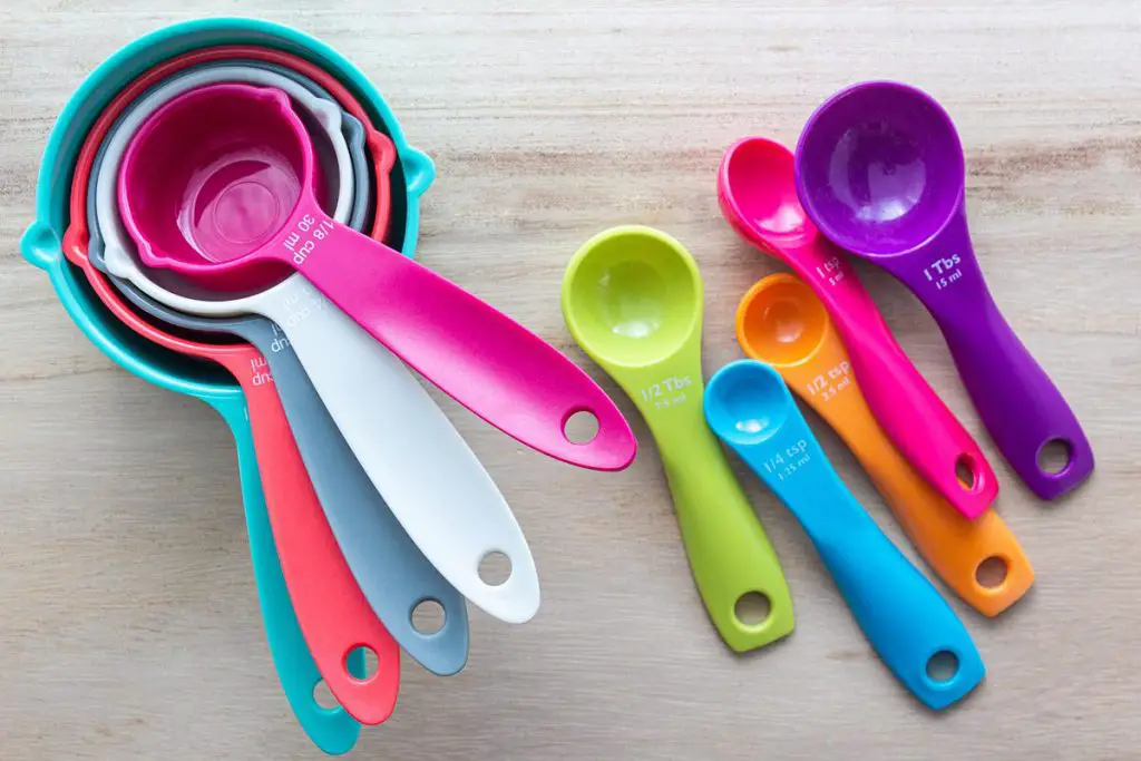 sets of measuring cups and spoons