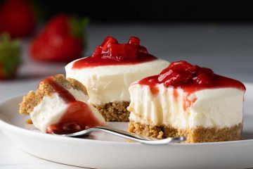 Mini no bake strawberry cheesecakes. A crumbly biscuit base, creamy no bake cheesecake filling and a rich strawberry topping. Recipe by movers and bakers