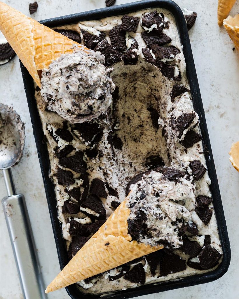 This easy four ingredient no churn Oreo ice cream is a cookies and cream lovers delight! Quick and easy to make, this is one summer dessert everyone loves! Recipe by movers and bakers