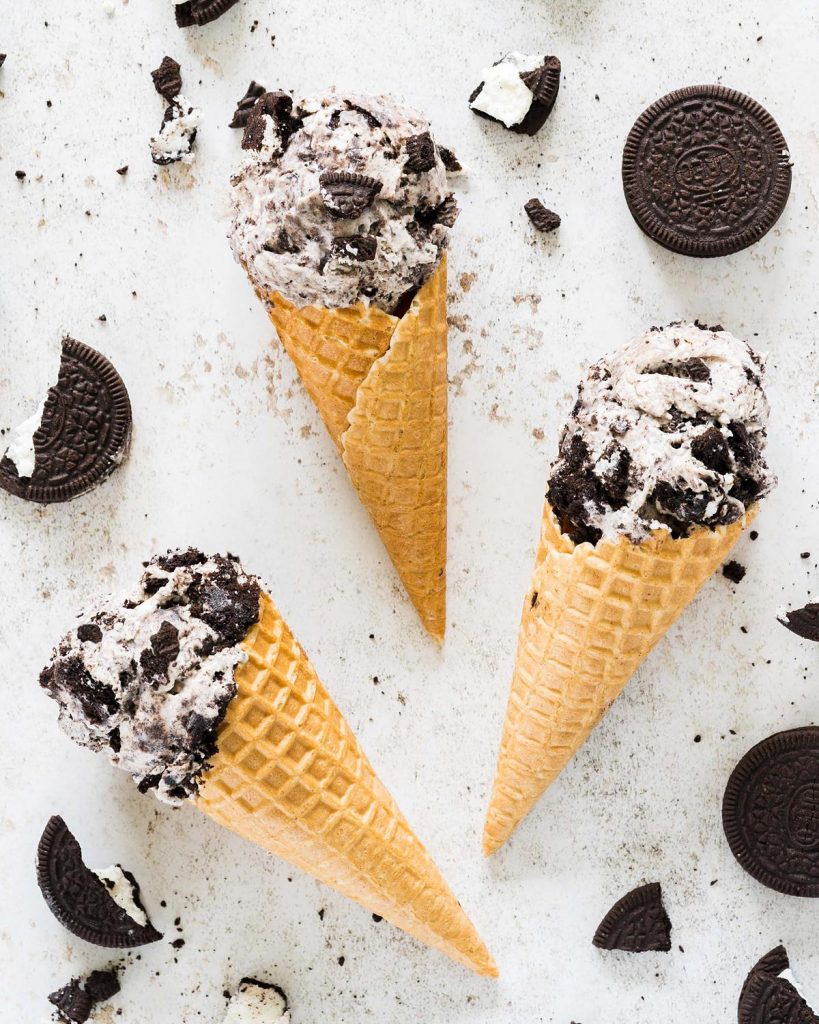 This easy four ingredient no churn Oreo ice cream is a cookies and cream lovers delight! Quick and easy to make, this is one summer dessert everyone loves! Recipe by movers and bakers