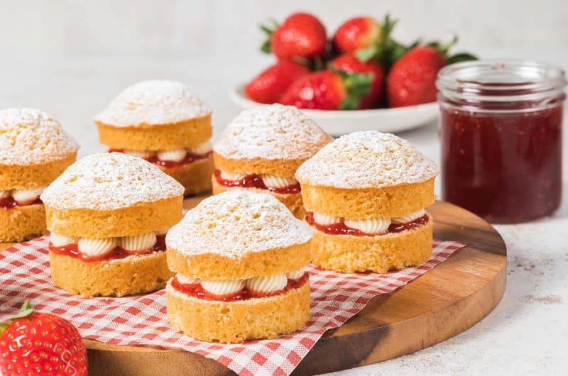 Mini Victoria Sponge Cakes M mini-victoria-sponge-cakes-m